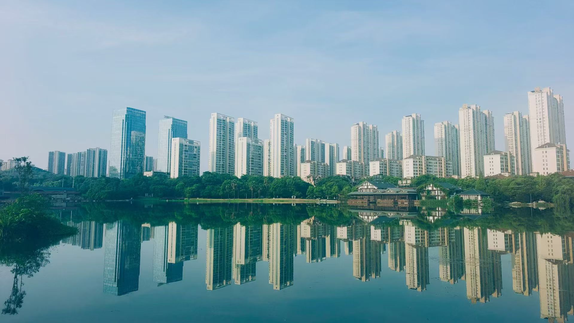 栗雨湖清晨-秘鏡 -王凱.jpg